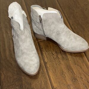 Vince Camuto ankle boot - sz 3 - NEW